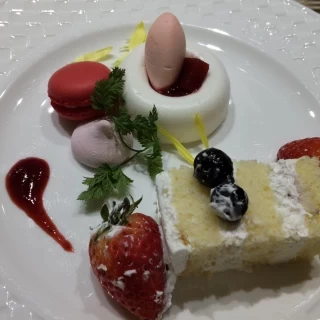 ベリーとココナッツのムース。
入刀後のケーキ