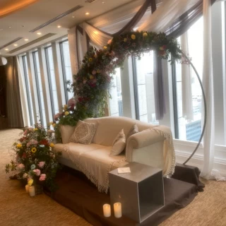 ソファの装花です。