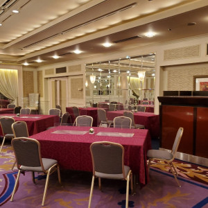 絨毯が紫の部屋。ゲストの控室や少人数の披露宴会場になる|590104さんのホテルメトロポリタン エドモント(JR東日本ホテルズ)の写真(1274194)