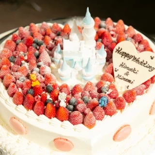 こだわりのケーキにはシンデレラ城とマカロンをお願いしました