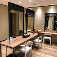 ゲストのメイクルームも広いので遠方から来る方も安心です