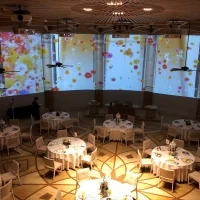 披露宴会場内の階段上部から全体を見下ろすことができます