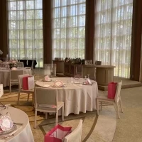 大きな窓が特徴的な披露宴会場です