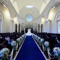 ロイヤルブルーのバージンロードはドレスがとても映えます。