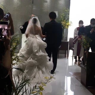 シンプルで装花やドレスが映えます