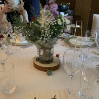ゲストテーブルの装花は生花で綺麗でした。