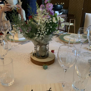 ゲストテーブルの装花は生花で綺麗でした。|590486さんのeglise de 葉山庵の写真(1453518)