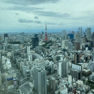 チャペルからの景色、東京タワーとスカイツリー両方が見えます。