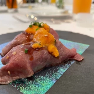 コースの一番始めに出してもらった肉寿司です
美味しかった～