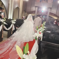 真っ赤なバージンロードに写真映えするロングヴェール