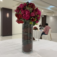 テーブルと装花のイメージ