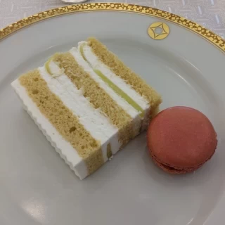 スーパーメロンショートケーキとバラのマカロンです。
