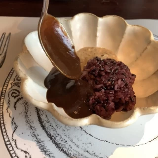 2種類のカレーがかけられているのですが美味しくて驚きま