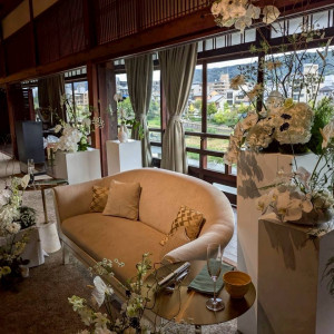 フルオーダーのソファタイプの装花で理想通り叶えてくれました|590836さんのFUNATSURU KYOTO KAMOGAWA RESORT(登録有形文化財)の写真(2560778)