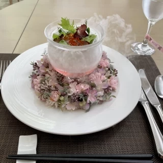 ドライアイスを使った料理演出でとっても華やかでした！色味もピ