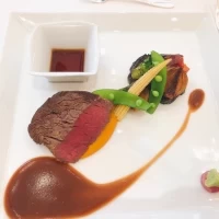 お肉はソースはポン酢など沢山味変でき、最後まで楽しめました。