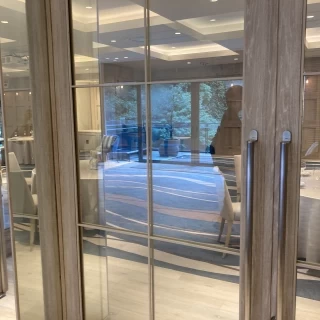 入場口、スモークガラスの演出ができました。