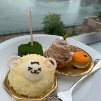 デザートブュッフェのケーキを海を見ながら食べられます。