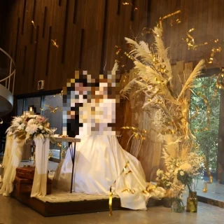 披露宴会場メインテーブルの写真です。