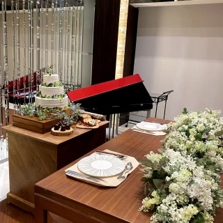 披露宴会場前方には大きなピアノがあります。