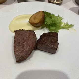メインのお肉料理です。
