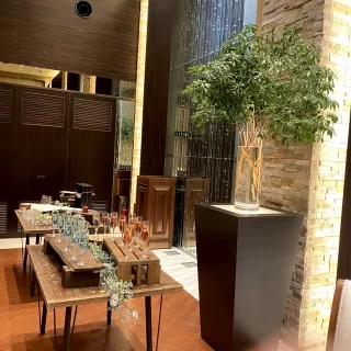 披露宴会場（高砂をテーブルに変更時）の写真です。