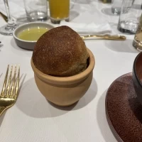 パンが壺に入って運ばれてきます。