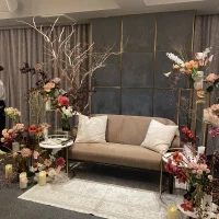 高砂ソファーの装花・コーディネートが分かる写真です。