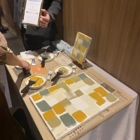 ゲストがキャンバスに色を塗って完成する結婚証明書です。