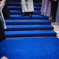 フラワーシャワーの青い絨毯の階段がとても素敵でした