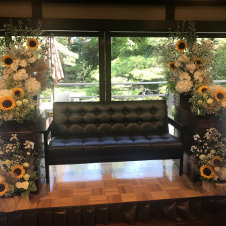 ソファー席、花の飾り付け