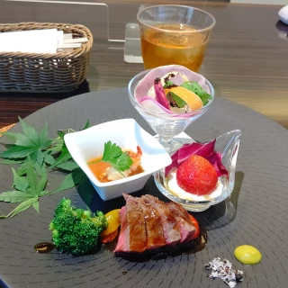 メイン料理の試食。お肉が美味しかった。