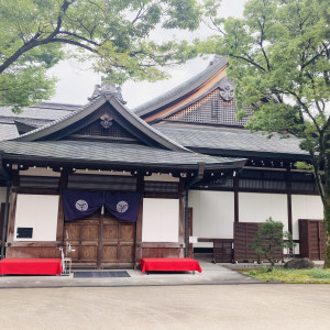 迎賓館の入口です。ここから入って、披露宴会場にも行けます。|591060さんの大阪城西の丸庭園 大阪迎賓館の写真(1591133)