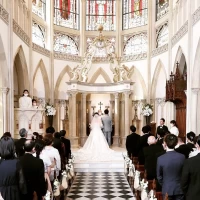 大きなステンドグラスとアンティーク調の教会内