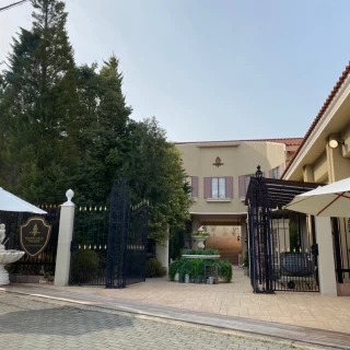 緑に囲まれた式場です