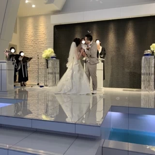 牧師さんの後ろには水が清らかに流れています