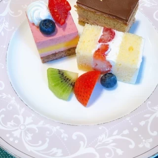 デザートはケーキ盛り合わせ