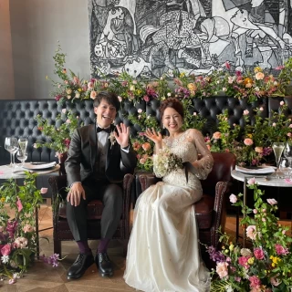 披露宴会場の新郎新婦席
