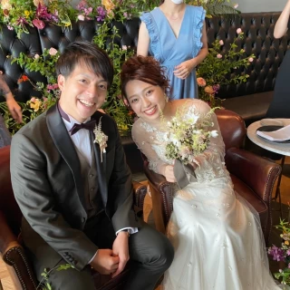 披露宴会場の新郎新婦席