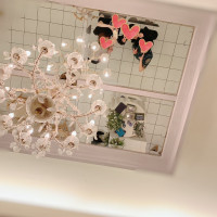 会場のシャンデリアも可愛い！天井の鏡で友人と記念写真！