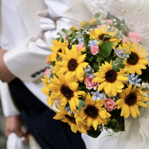 式場で頼んだ生花のひまわりブーケ|591398さんのベルヴィ ハウス  オブ ザ　マカロン（ベルヴィ ギャザホール）の写真(1247264)