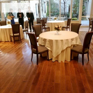 広い窓からガーデンが見える披露宴会場です。
