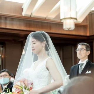 バージンロードを1人で歩きはじめる新婦