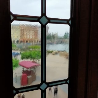 チャペルに入る前の横の窓の景色