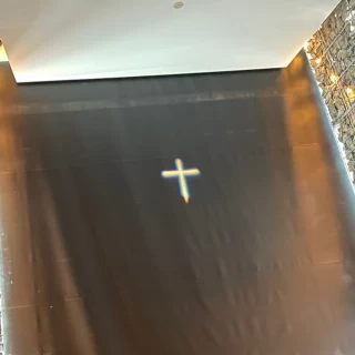 最初はカーテン閉まっていて十字架が映っている