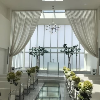 白を基調とした、とても美しいチャペルです♪