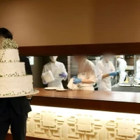 キッチンが近く、出来立てのお料理が運ばれてきます