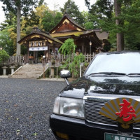 宇倍神社本殿と寿タクシー