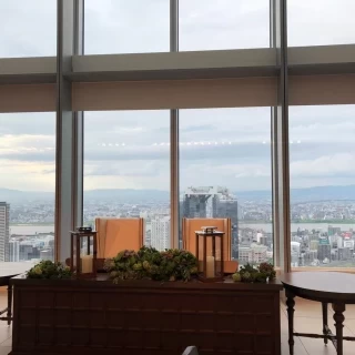 大きな窓から大阪の街が見下ろせます