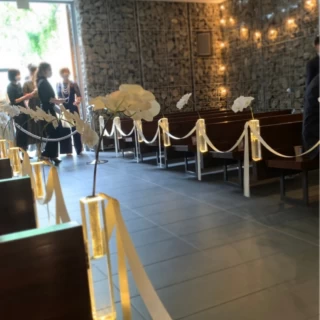 新婦入場まで、少し薄暗いです。